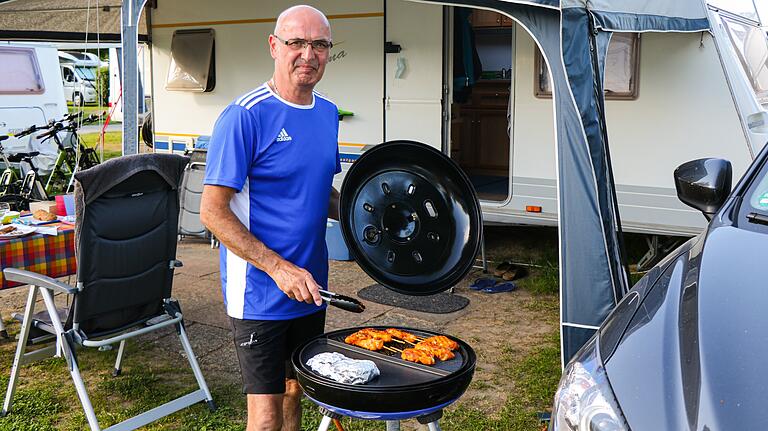 Thomas Gulden aus Leverkusen grillt und genießt die Abendstunden auf dem Volkacher Campingplatz.