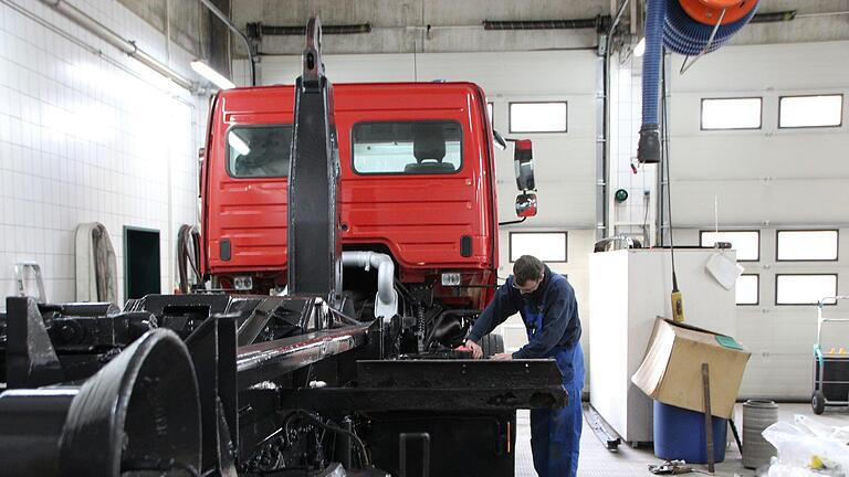 Derzeit bauen die Floriansjünger der Bad Kissinger Wehr einen Lkw zum Löschen von E-Autos um. Foto: Johannes Schlereth       -  Derzeit bauen die Floriansjünger der Bad Kissinger Wehr einen Lkw zum Löschen von E-Autos um. Foto: Johannes Schlereth