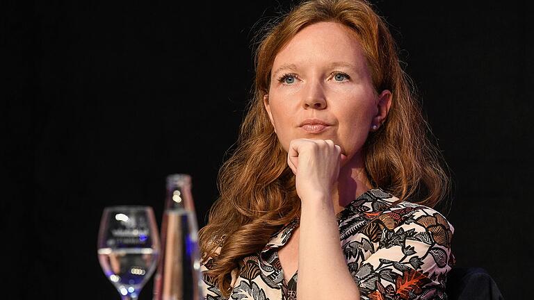 Schauspieldirektorin Barbara Bily ist das Improvisieren an Ausweichspielstätten gewohnt. Nun hofft sie auf eine baldige feste Bleibe im Kleinen Haus. Schauspieldirektorin Barbara Bily ist das Improvisieren an Ausweichspielstätten gewohnt. Nun hofft sie auf eine baldige feste Bleibe im Kleinen Haus.