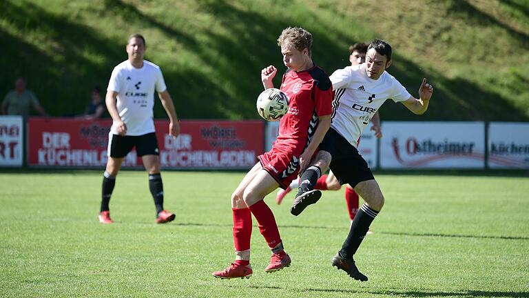 Rödelmaiers Neuzugang Lukas Merkl (vorne, hier noch im Trikot des TSV Aubstadt II) wird im Pokalspiel gegen den TSV 1860 München nicht mitwirken können.