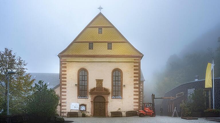 Die Klosterkirche am Kreuzberg im dichten Nebel. Seit Jahrhunderten ist sie ein Anziehungspunkt für Wallfahrer. Die Klosterkirche am Kreuzberg im dichten Nebel. Seit Jahrhunderten ist sie ein Anziehungspunkt für Wallfahrer. 
