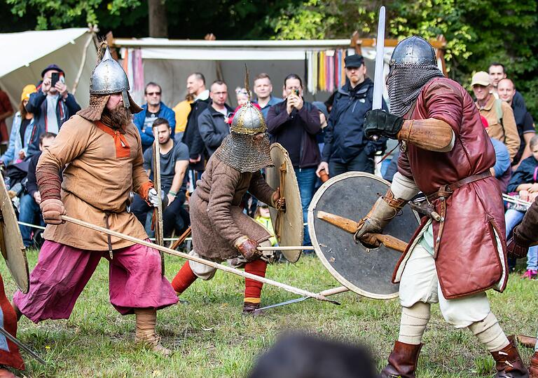 Eines der Anziehungspunkte des Wikinger-Spektakels in Schonungen sind die Ritter-Schaukämpfe. Eines der Anziehungspunkte des Wikinger-Spektakels in Schonungen sind die Ritter-Schaukämpfe.