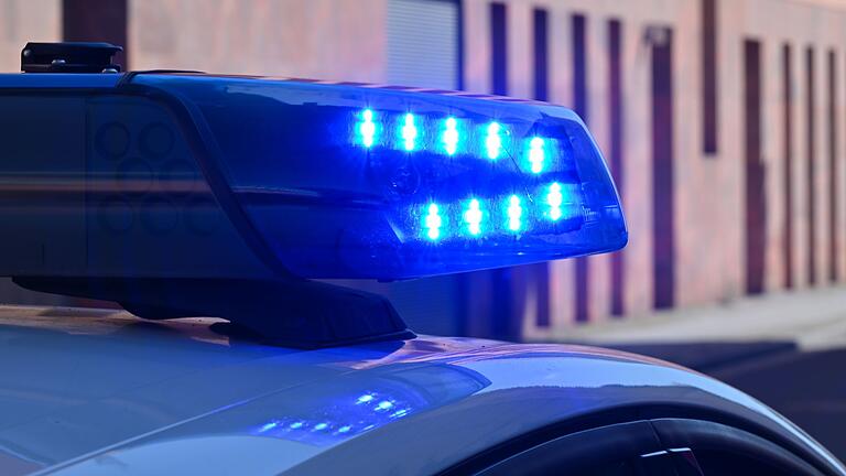 Polizeistreife im Einsatz       -  Bei der Kontrolle der sechs Autos am Sonntagnachmittag fanden die Einsatzkräfte demnach Betäubungsmittel. (Symbolbild)