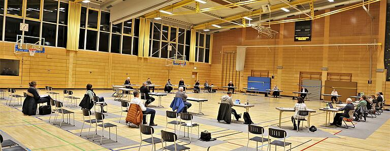 Erstmals ging am Dienstag eine Gemeinderatssitzung in der Dreifachturnhalle über die Bühne.