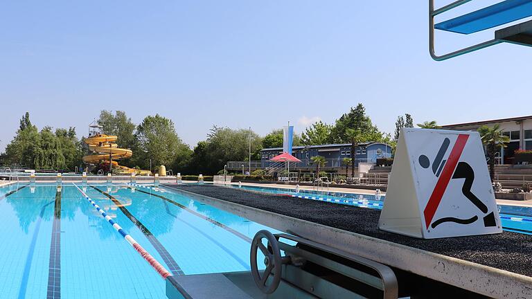 Das Kitzinger Freibad auf der Mondseeinsel heizt seine Becken nicht. Das Kitzinger Freibad auf der Mondseeinsel heizt seine Becken nicht.