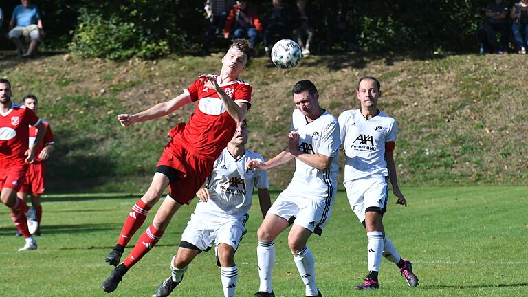 Unser Bild zeigt den Schondraer Tim Weimann beim Kopfball gegen Andre Seufert (Mitte). Im Hintergrund verfolgt Johannes Kanz (rechts) das Duell. Letztlich endete die Partie 1:1-Unentschieden.       -  Unser Bild zeigt den Schondraer Tim Weimann beim Kopfball gegen Andre Seufert (Mitte). Im Hintergrund verfolgt Johannes Kanz (rechts) das Duell. Letztlich endete die Partie 1:1-Unentschieden.