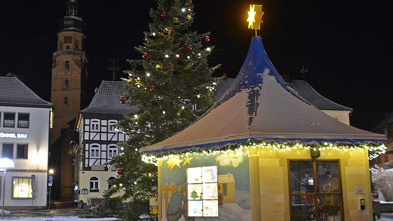 Seit vielen Jahren gibt es das Adventshaus am Marktplatz in Bad Königshofen. Täglich werden dort, meist von St. Nikolaus, die Türchen geöffnet. Kinder haben dafür entsprechende Bilder gemalt.