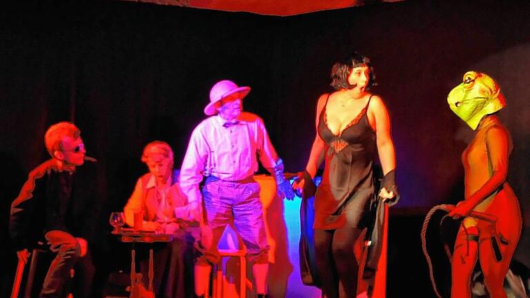 Skurrile Spannung beim neuen Stück im Krimikeller Rothenfels: Ein wenig frommer Pfarrer, eine neugierige Dame, ein subtil verkleideter Inspektor und seine unfreiwillig singende und strippende Assistentin treffen in einem Nachtclub auf den Frosch mit der Peitsche. Skurrile Spannung beim neuen Stück im Krimikeller Rothenfels: Ein wenig frommer Pfarrer, eine neugierige Dame, ein subtil verkleideter Inspektor und seine unfreiwillig singende und strippende Assistentin treffen in einem Nachtclub auf den Frosch mit der Peitsche.