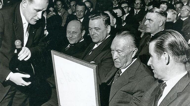 1961 bei einer RCDS-Veranstaltung mit Konrad Adenauer in Würzburg. Foto: dpa