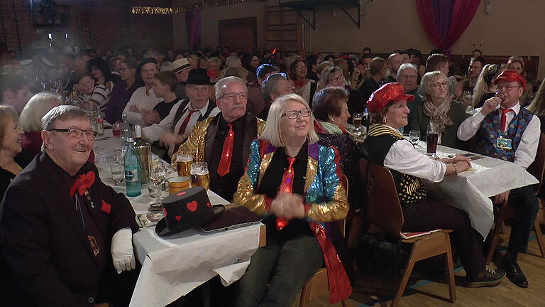 Die „Piraten der Karibik“ enterten am Samstag die ausverkaufte Turnhalle bei der ersten Büttensitzung des Oberthereser Carneval Vereins (OCV) in diesem Jahr. Erstmal an der Spitze des Elferrates stand Thomas Männling als Sitzungspräsident, der es verstand das Publikum in Stimmung zu versetzen. Mit Prinz Stephan III. von Wurst und Käse und Prinzessin Nadine I. von Wund und Salbe regierte das Prinzenpaar (Stephan und Nadine Schäffer) das närrische Geschehen.