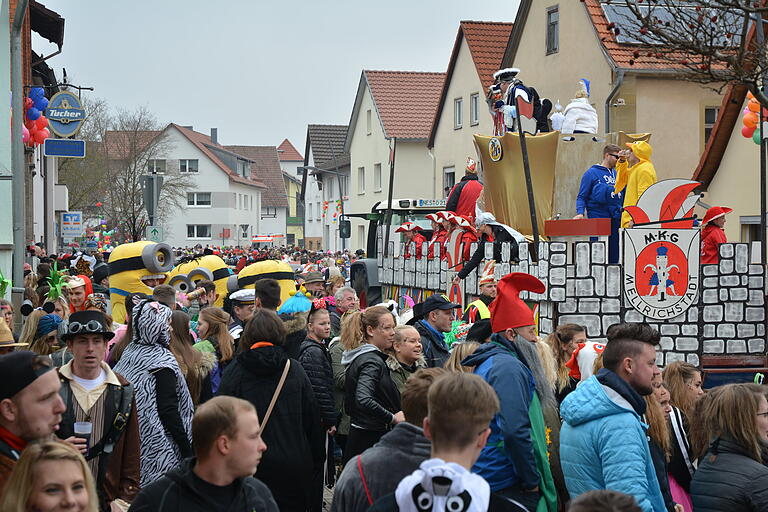 Tausende Besucher wollten auch in diesem Jahr den Faschingsumzug in Heustreu sehen. Mit dabei der Prunkwagen der Mellrichstädter Karnevals-Gesellschaft.