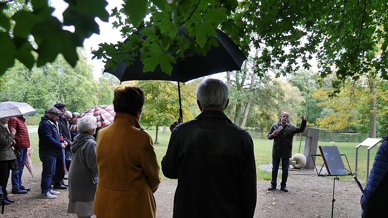 Gedenken und Mahnung: Dr. Thomas Schmelter erinnerte im Wernecker Schlosspark an die Opfer der Patientenmorde im &quot;Dritten Reich&quot; - und warnte vor dem Wiedererstarken menschenverachtender Ideologien.