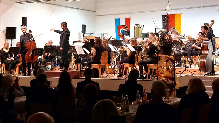 Zusammen mit 30 Musikern des Symphonischen Blasorchesters der Musikkapelle Lengfurt spielte Solo-Cellist Joel Blido unter der Leitung von Michael Geiger das 'Gulda-Konzert' zugunsten der Stiftung 'Offene Hände Erlenbach' in der Erlenbacher Festhalle.