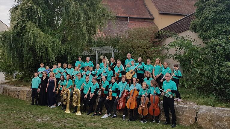 Das Collegium Musicum Iuvenale vor der Ochsenfurter Klosterkirche.