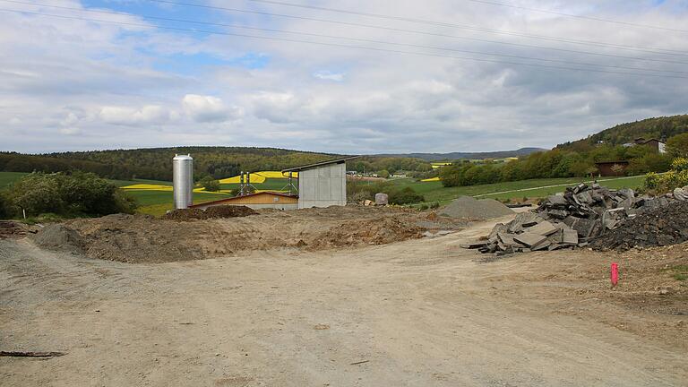 Noch sieht es wüst auf der Baustelle des Heizgebäudes in Oberwaldbehrungen aus. Bis zum Frühjahr nächsten Jahres sollen alle Arbeiten erledigt sein und auch der Außenbereich begrünt werden.&nbsp;