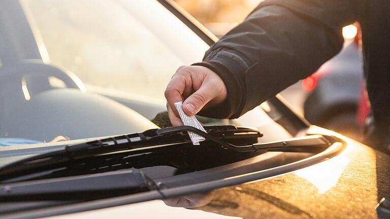 Parkzeit überzogen? Keine Parkscheibe eingelegt? Im Halteverbot geparkt? Dann gibt es Knöllchen – und das nehmen nicht alle Autofahrer freundlich auf. Parkzeit überzogen? Keine Parkscheibe eingelegt? Im Halteverbot geparkt? Dann gibt es Knöllchen – und das nehmen nicht alle Autofahrer freundlich auf.