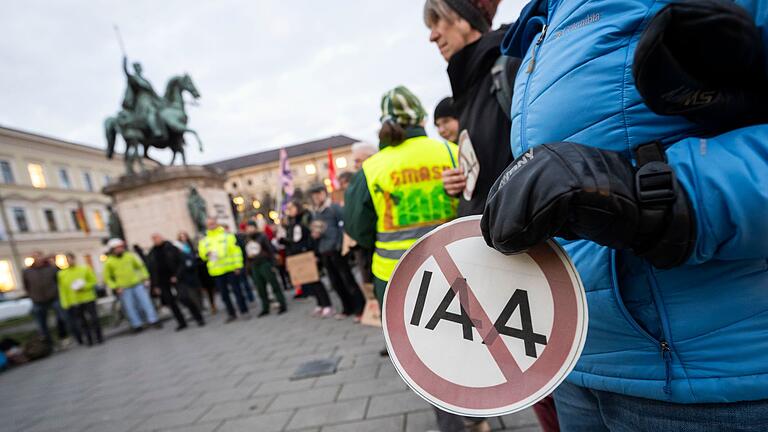 Kundgebung des Bund Naturschutz München gegen IAA       -  In München gibt es am Tag vor einer wichtigen Stadtratsentscheidung Widerstand gegen künftige IAAs.