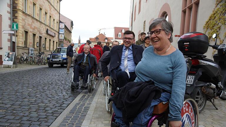 Der VdK Untererthal ist immer für eine Unternehmung gut. Entweder bei einem Ausflug oder   hier mit Maria Nürnberger,   Bürgermeister Armin Warmuth  und Norbert Knobel, VdK-Ortsvorsitzender, die das Pflaster rund um das Rathaus testen. Archiv/Arkadius Guzy       -  Der VdK Untererthal ist immer für eine Unternehmung gut. Entweder bei einem Ausflug oder   hier mit Maria Nürnberger,   Bürgermeister Armin Warmuth  und Norbert Knobel, VdK-Ortsvorsitzender, die das Pflaster rund um das Rathaus testen. Archiv/Arkadius Guzy