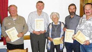 Für 40 Jahre Mitgliedschaft wurden von 2. Vorstand Ottmar Ernst (links) und 1. Vorstand Klaus Urlaub (rechts) mit der Goldenen Ehrennadel ausgezeichnet (von links): Ewald Fischer, Günter Voit, Käthe Austel, Henry Austel und Guido Schneider.