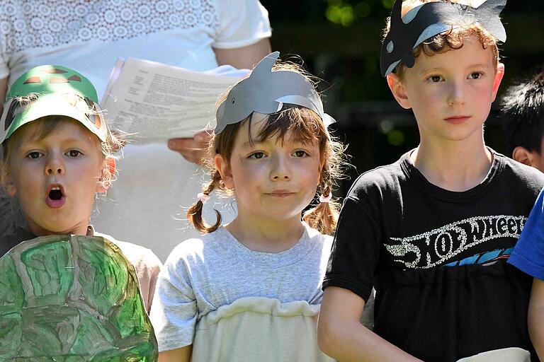 Delphine, Haie, Schildkröten und viele weitere Meeresbewohner hatten Freude an ihrer Aufführung beim Sommerfest. Delphine, Haie, Schildkröten und viele weitere Meeresbewohner hatten Freude an ihrer Aufführung beim Sommerfest.