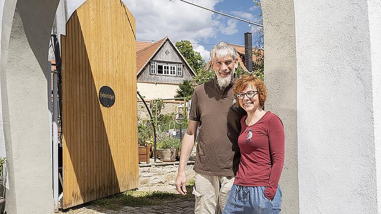 Maria und Jörg Edenharter begrüßen die Gäste im &bdquo;Gasthaus Bären &ndash; einfach anders&ldquo;. Sie bieten nicht nur mehrere Zimmer, sondern übernehmen auch einen Teil der Rezeption der &bdquo;Albergo diffuso Mainbernheim&ldquo;.