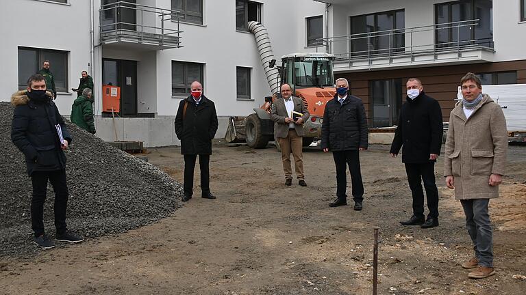 Baustellenbesichtigung bei den künftigen Senioren-Wohngemeinschaften in Rottendorf. Im Bild (von links): Tobias Konrad (Kommunalunternehmen), Uwe Kinstle (Johanniter), Alexander Schraml (Kommunalunternehmen), Bürgermeister Roland Schmitt, Landrat Thomas Eberth und Bauträger Peter Greiner.