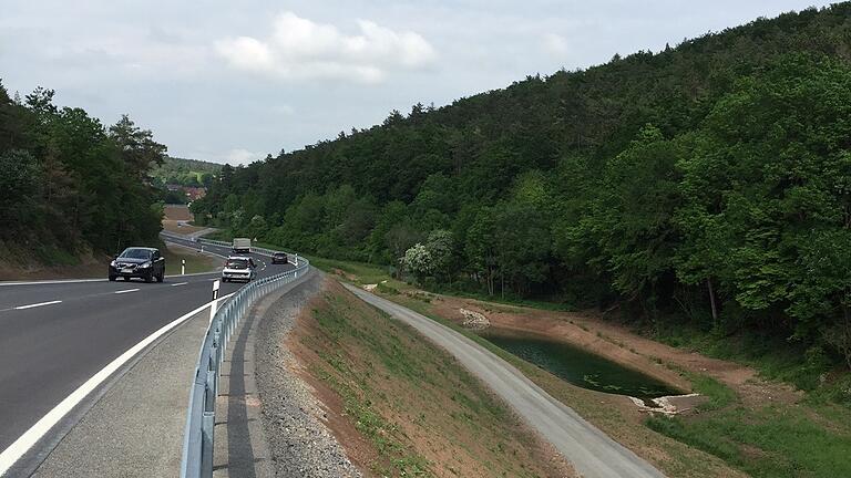 Breite Straße für mehr Sicherheit: In einem Jahr Bauzeit wurde die Staatsstraße 2292 von Frickenhausen bis zur Geckenauer Kreuzung neu gestaltet. Das&nbsp;Frickenbachtal soll nun wieder zum unberührten Biotop werden.&nbsp; Die umfangreiche Baumaßnahme war kürzlich von Vertretern der Grünen kritisiert worden.&nbsp; &nbsp;