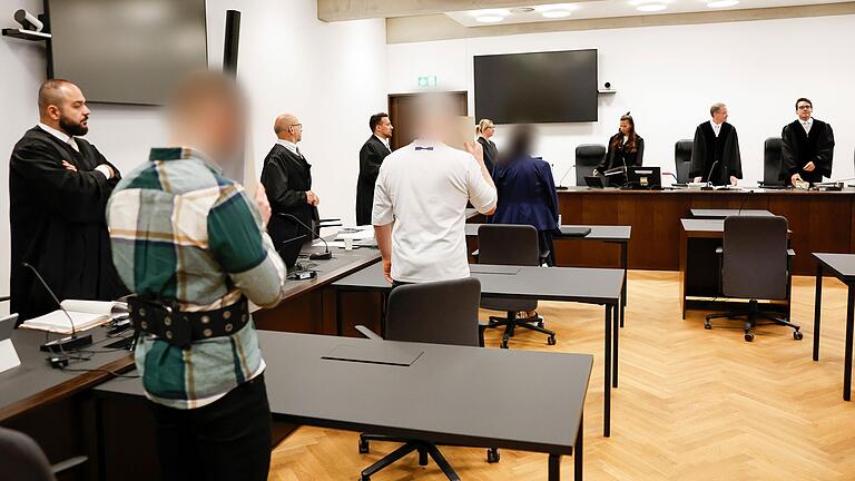 Ein Ehepaar und sein Sohn müssen sich derzeit am Landgericht Nürnberg-Fürth wegen Abrechnungsbetrug in Millionenhöhe verantworten. Sie sollen für einen ambulanten Pflegedienst abkassiert, aber nicht die versprochenen Leistungen erbracht haben. Ein Ehepaar und sein Sohn müssen sich derzeit am Landgericht Nürnberg-Fürth wegen Abrechnungsbetrug in Millionenhöhe verantworten. Sie sollen für einen ambulanten Pflegedienst abkassiert, aber nicht die versprochenen Leistungen erbracht haben.