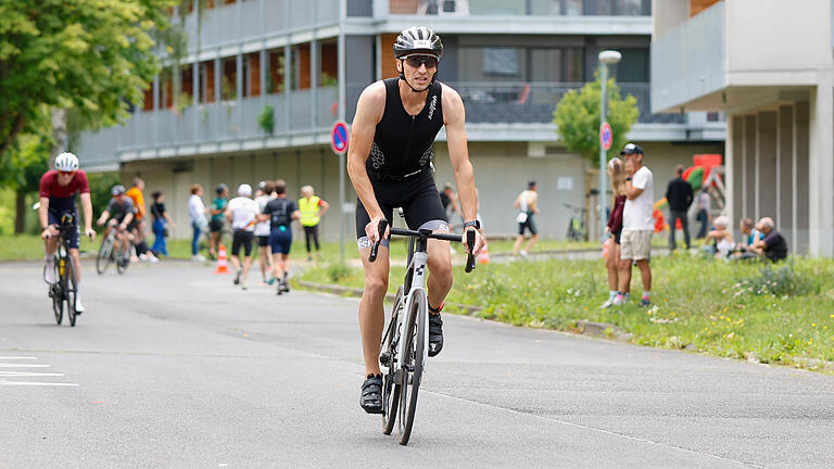 Main-Post Mainfrankentriathlon 2023       -  Kitzingen, Alte Mainbrücke, 05.08.2023, Main-Post Mainfrankentriathlon 2023

Bild: Schwimmen, Radfahren und Laufen, sind die drei Disziplinen auf dem Main-Post-Mainfrankentriathlon 2023