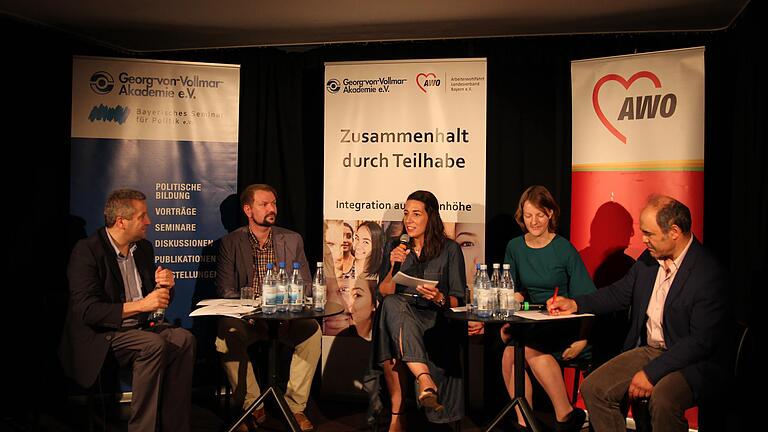 Podiumsdiskussion von AWO Unterfranken und Georg-Vollmar-Akademie in der Kellerperle zum Thema Armut und Migration (von links): Thomas Beyer, Benjamin Schraven, Moderatorin Claudia Olivier-Mensah, Dorina Kalkum und Haci-Halil Uslucan Foto: Traudl Baumeister Podiumsdiskussion von AWO Unterfranken und Georg-Vollmar-Akademie in der Kellerperle zum Thema Armut und Migration (von links): Thomas Beyer, Benjamin Schraven, Moderatorin Claudia Olivier-Mensah, Dorina Kalkum und Haci-Halil Uslucan Foto: Traudl Baumeister