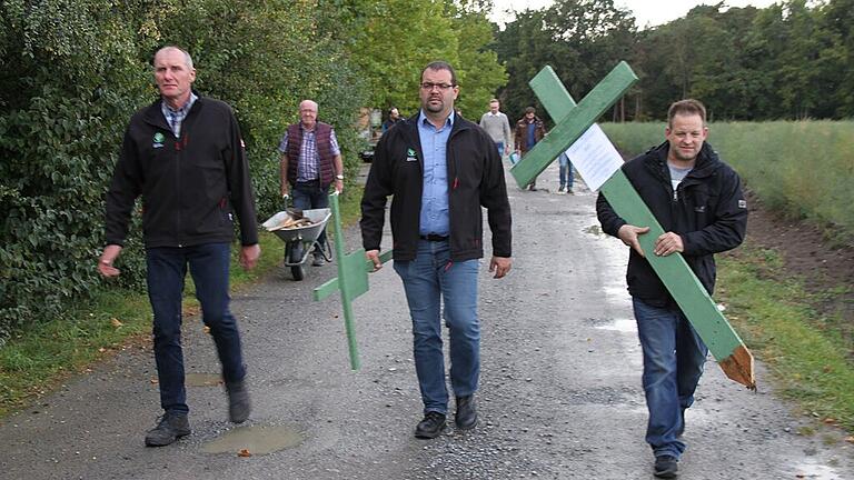 Auftakt für eine Protestaktion, die in ganz Deutschland für Aufmerksamkeit sorgt: Alois Kraus und Wilfried Distler tragen am 25. September zusammen mit Georg Eckhoff grüne Kreuze auf den Acker. Archiv