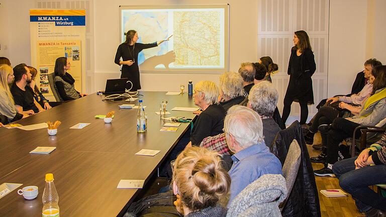 Antonia Moschin (Bildmitte) und Judith Schief (stehend rechts) stellten ihre Forschungsarbeit vor, die durch das Programm ASA drei Monate in Würzburgs Partnerstadt Mwanza ermöglicht wurde. Antonia Moschin (Bildmitte) und Judith Schief (stehend rechts) stellten ihre Forschungsarbeit vor, die durch das Programm ASA drei Monate in Würzburgs Partnerstadt Mwanza ermöglicht wurde.