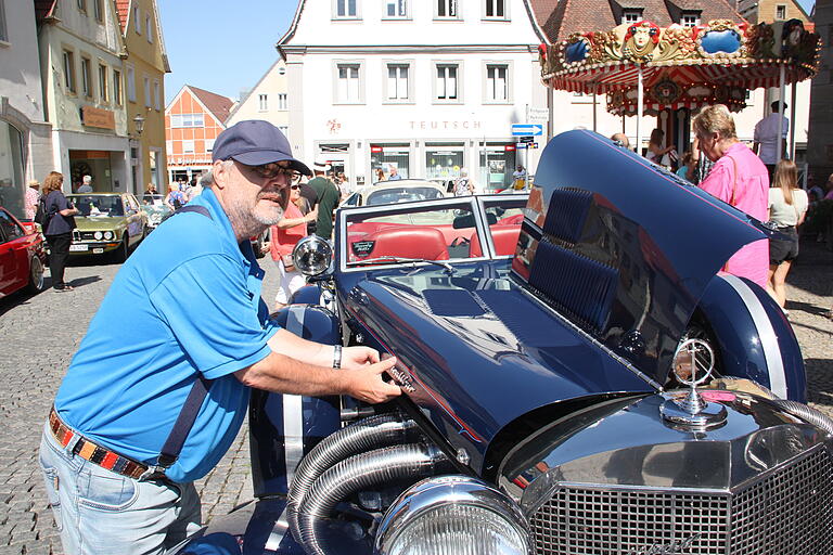 Jürgen Zetzmann öffnet die Kühlerhaube an seinem Excalibur Phaeton IV, um den Blick auf den Acht-Zylinder-Motor freizugeben.