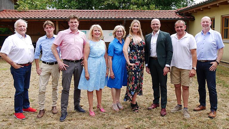 Beim unterfränkischen Wahlkampfauftakt der Freien Wähler in Unterpleichfeld (von links): Josef Hofmann, Felix von Zobel, Marco Sauer, Tamara Bischof, Susanne Knof, Kultusstaatssekretärin Anna Stolz, der Parlamentarische Geschäftsführer Fabian Mehring, Alois Fischer und Michael Freimann.