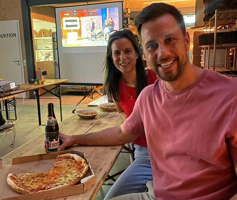 Monika und Michael Nätscher veranstalteten ein Public Viewing und fieberten zusammen mit Familie und Freunden während der Sendung mit.