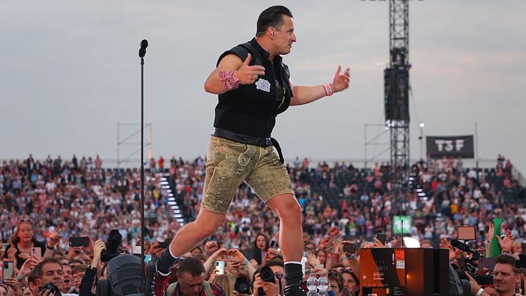 Open-Air-Konzert mit Andreas Gabalier.jpeg       -  Volks Rock'n'Roller Andreas Gabalier spielte in Dresden vor 30.000 Fans und trug zunächst - ganz untypisch - ein Dynamo-Trikot.