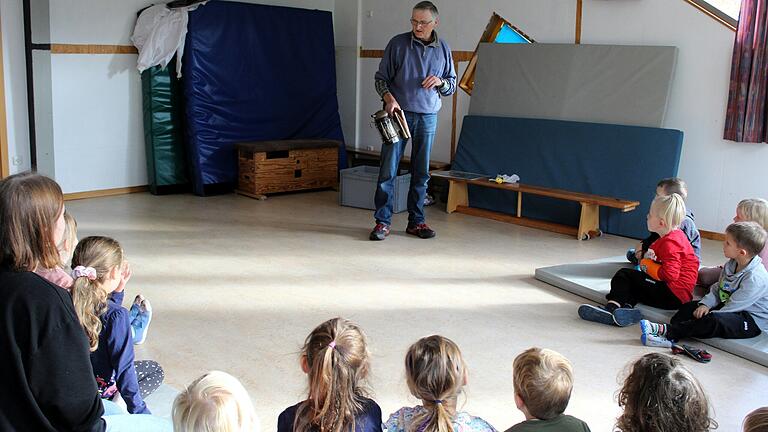 Auf dem Foto: Hobby-Imker Joachim Werner erklärte den Kita-Kindern allerlei Wissenswertes über die Honigbiene.