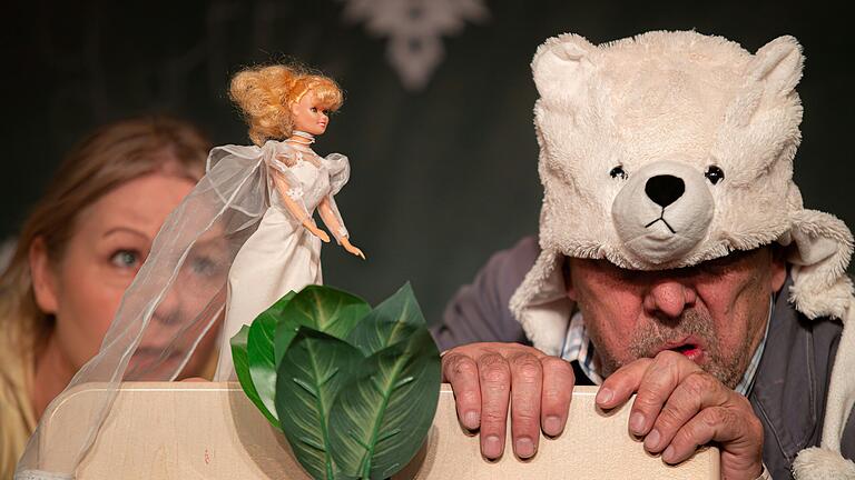 Schatzkiste voller Fundstücke: Hilda Gardner und Sven Höhnke oder doch die Schulsekretärin und der Hausmeister oder Barbie und der Eisbär im neuen Kinderstück im Würzburger Theater am Neunerplatz. Schatzkiste voller Fundstücke: Hilda Gardner und Sven Höhnke oder doch die Schulsekretärin und der Hausmeister oder Barbie und der Eisbär im neuen Kinderstück im Würzburger Theater am Neunerplatz. 