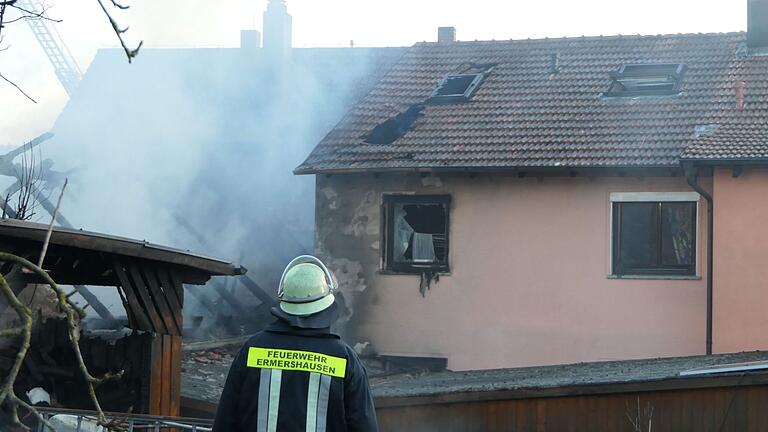Die Flammen griffen auf zwei benachbarte Wohnhäuser über. Die Flammen griffen auf zwei benachbarte Wohnhäuser über.