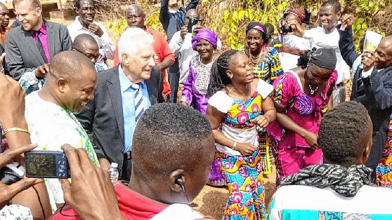 Karl Eduard Linsenmair wagt ein Tänzchen. Anlass: Die Wiedereröffnung der Forschungsstation in Westafrika, die er gegründet hat. Links hinter ihm der designierte neue Stationsleiter Thomas Schmitt. Karl Eduard Linsenmair wagt ein Tänzchen. Anlass: Die Wiedereröffnung der Forschungsstation in Westafrika, die er gegründet hat. Links hinter ihm der designierte neue Stationsleiter Thomas Schmitt.