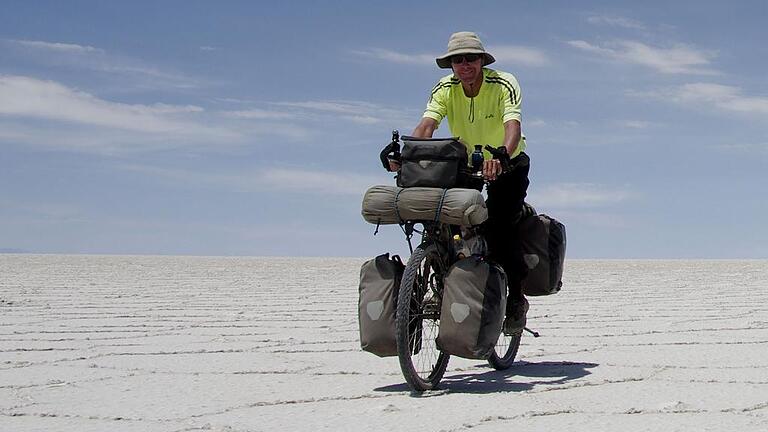 KINA - Eine extrem lange Radtour       -  Peter Smolka am Salar de Uyuni in Bolivien. Der Erlanger ist vier Jahre lang mit dem Fahrrad um die Welt gefahren.