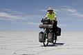 KINA - Eine extrem lange Radtour       -  Peter Smolka am Salar de Uyuni in Bolivien. Der Erlanger ist vier Jahre lang mit dem Fahrrad um die Welt gefahren.