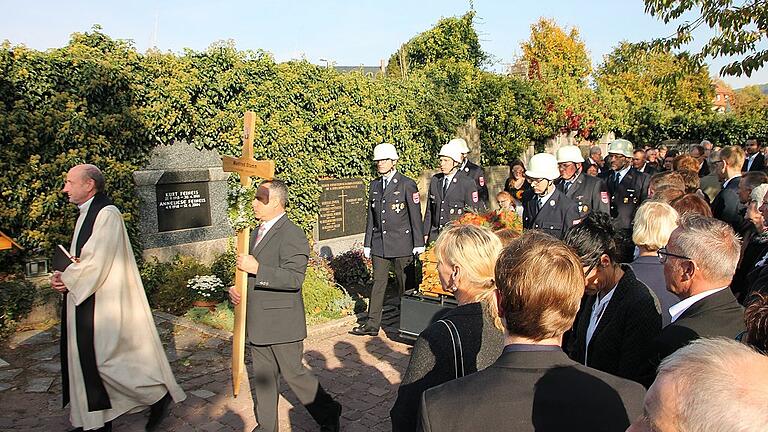 Ein Ehrengeleit der Feuerwehr Marktheidenfeld, in der Manfred Stamm 28 Jahre Führungsaufgaben innehatte, brachte den Sarg des 62-Jährigen zum Grab. Der 2. Bürgermeister von Marktheidenfeld war nach kurzer schwerer Krankheit am 3. Oktober überraschend gestorben. Hunderte von Menschen wohnten der von Dekan Hermann Becker zelebrierten Trauerfeier bei.