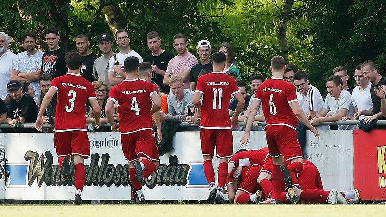 Jubel beim entscheidenden Bezirksliga-Spiel am 20. Mai gegen den ASV Rimpar: Die Frammersbacher wollen die Euphorie mit in die neue Landesliga-Saison nehmen. Beobachter der Szene sind übrigens einige Spieler des TSV Karlburg (oben links), die am Samstag, 23. Juli, die Frammersbacher zum Landesliga-Derby empfangen.