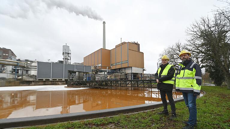 Betriebsleiter Matthias Schüttenhelm (rechts) und Werkleiter Stefan Mondel vor einem der großen Absetzbecken der Ochsenfurter Zuckerfabrik, die in den Wochen vor Weihnachten zum Flaschenhals der Produktionskette geworden sind.&nbsp;