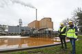 Betriebsleiter Matthias Schüttenhelm (rechts) und Werkleiter Stefan Mondel vor einem der großen Absetzbecken der Ochsenfurter Zuckerfabrik, die in den Wochen vor Weihnachten zum Flaschenhals der Produktionskette geworden sind.&nbsp;