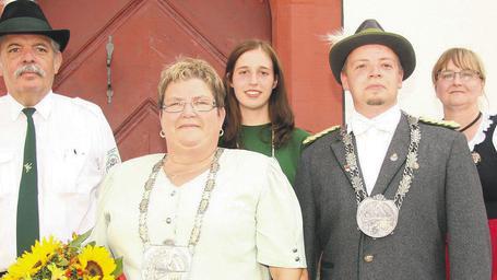 Gewonnen: Josef Pfannes, Vorsitzender des Main-Steigerwald-Freundschaftsbundes (von links), ruft Bundeskönigin Petra Will, Jugendkönigin Carina Rinder und Bundeskönig Matthias Grün als neue Majestäten aus. Mit ihnen freut sich Schützenmeisterin Sabine Wirth vom Gräflichen Schützenvereins Markt Einersheim.