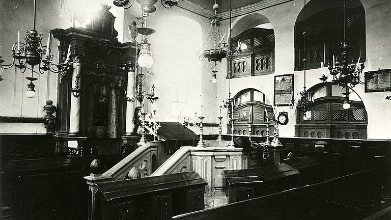 Der Innenraum der Synagoge in Heidingsfeld um 1926.