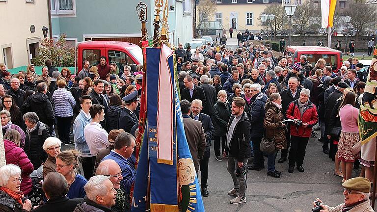 Zahlreiche Bürger versammelten sich in Randersacker vor dem Rathaus, um ihre neue Weinkönigin Klara Zehnder zu empfangen.