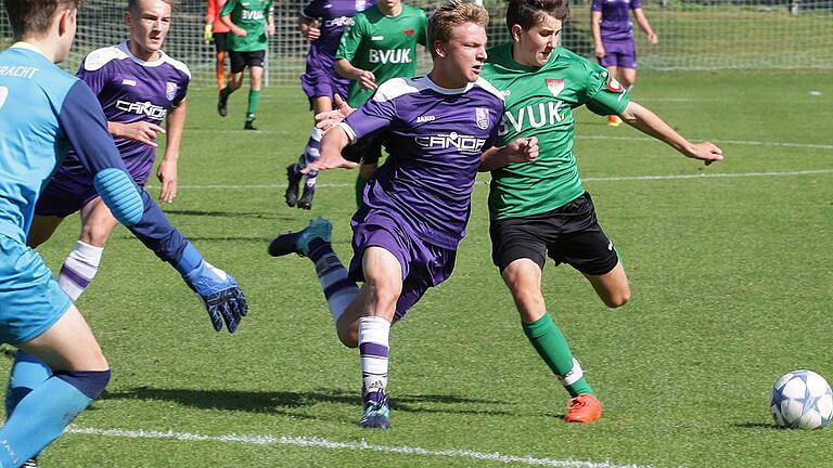 Auf dem Weg zum 1:0: Der Schweinfurter Elias Reiher (grün) setzt sich gegen den Bamberger Bastian Bier durch und überwindet auch Torwart Anton Bayer. Am Ende stands zwischen der U17 des FC 05 und der Eintracht 3:3.